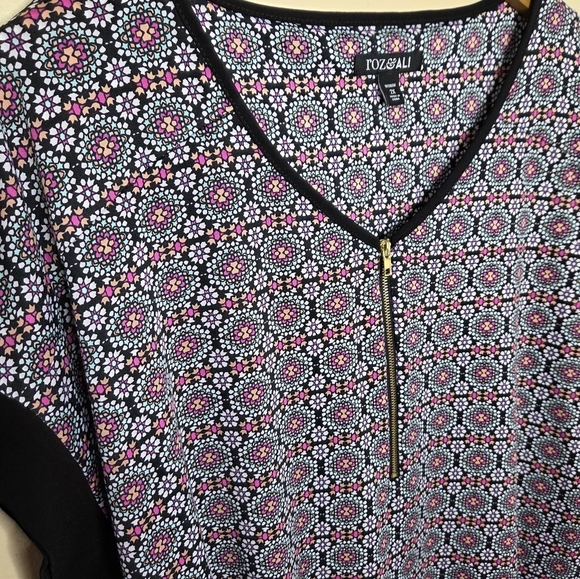 Roz & Ali | V-Neck Medallion Short Sleeve Top with Gold Zipper Detail Size 2X - Picture 4 of 5